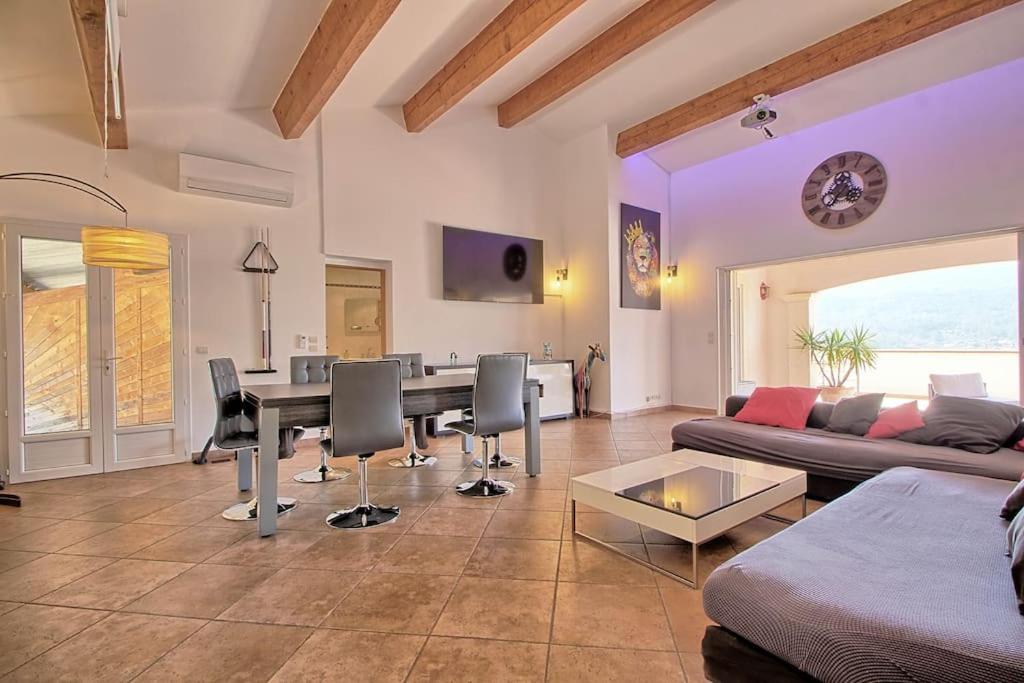 Photo de la galerie de l'établissement Sublime Bastide vue exceptionnel au calme incroyable avec spa et vue panoramique au calme Le Mas des faraches, à Solliès-Toucas