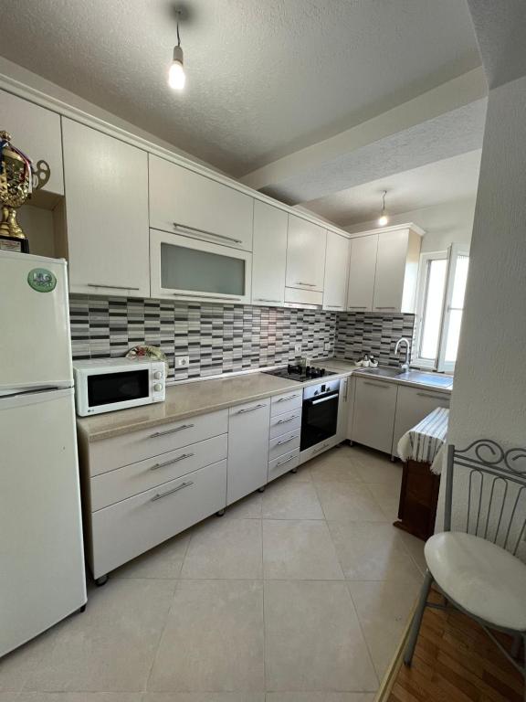 Kuchyň nebo kuchyňský kout v ubytování Kukes Apartment Hotel