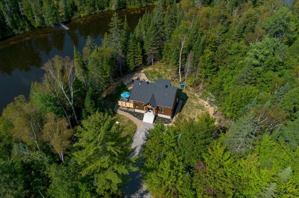 Chalet Off Le Petit Saphir, Rawdon, Canada