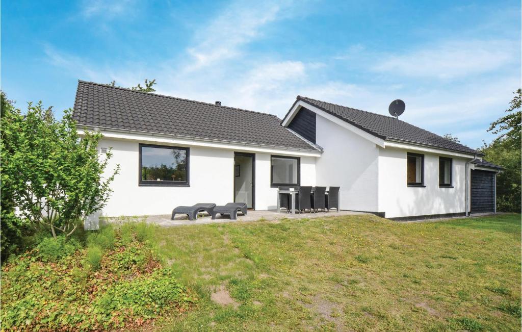 エーベルトフトにあるGorgeous Home In Ebeltoft With House Sea Viewの芝生の白い家