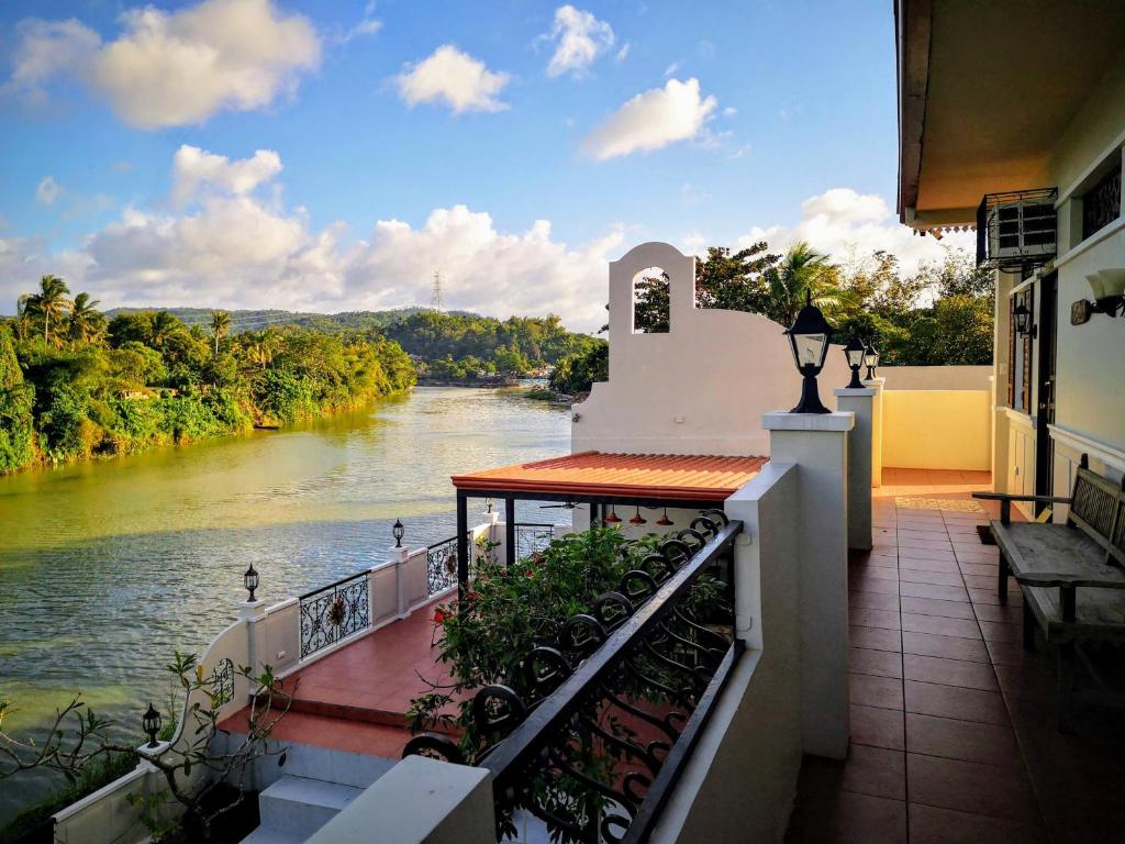 vistas al río desde el balcón de un edificio en Casa Marina Bed and Breakfast en Pagsanjan