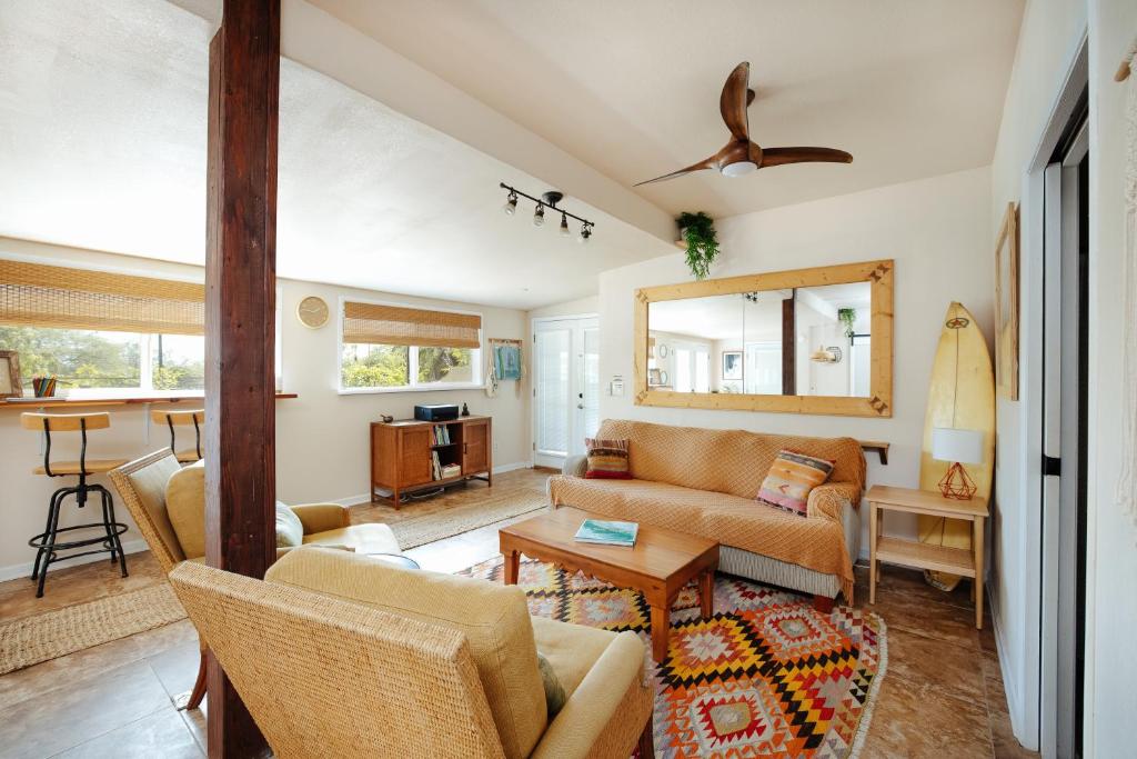 - un salon avec un canapé et une table dans l'établissement The Ohia at The Koi House, à Kailua-Kona
