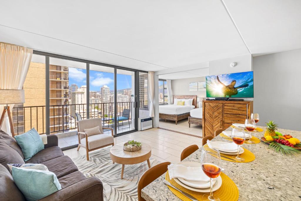 ホノルルにあるGreat Ocean View Condo, Near Beach with Free Parking!のソファとテーブルのあるリビングルーム