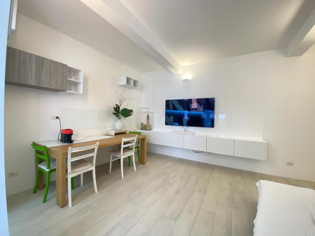 A television and/or entertainment centre at Apartment Belfiore