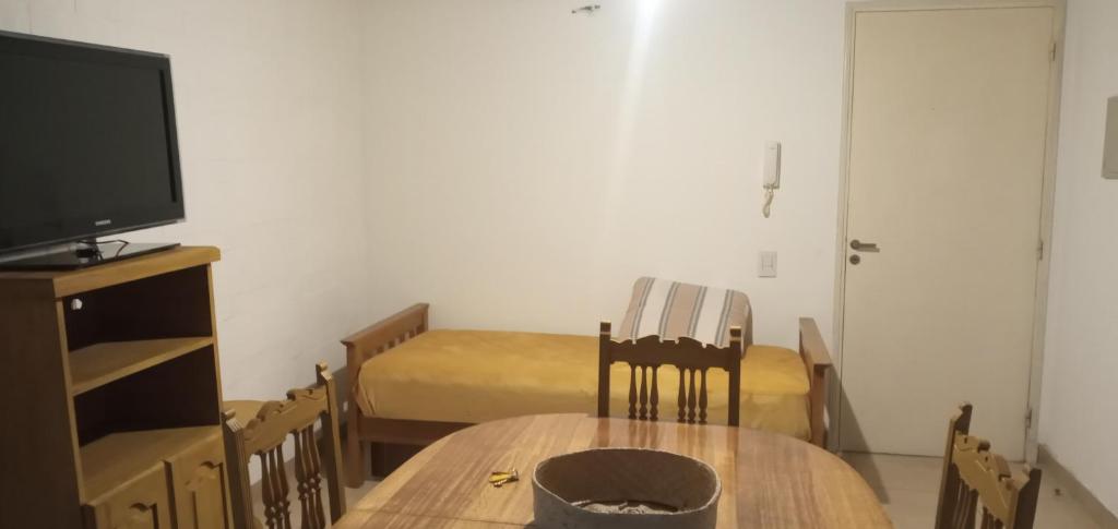 comedor con mesa y TV en Departamento céntrico 2 en Mendoza