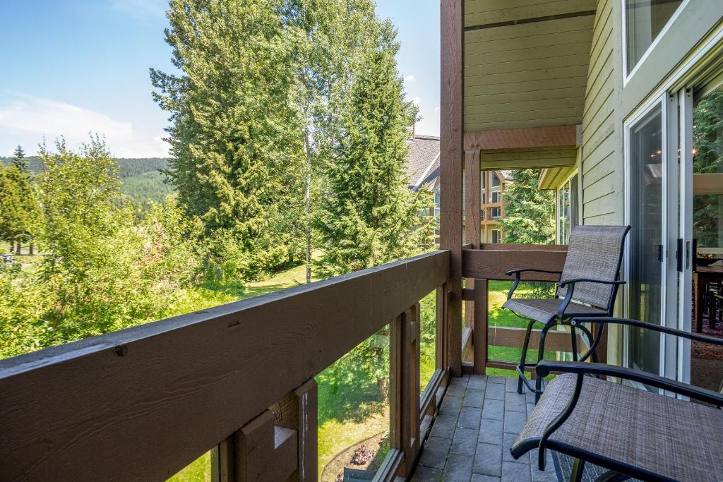 Balkón nebo terasa v ubytování Gorgeous Chalet with Fairway Views by Harmony Whistler