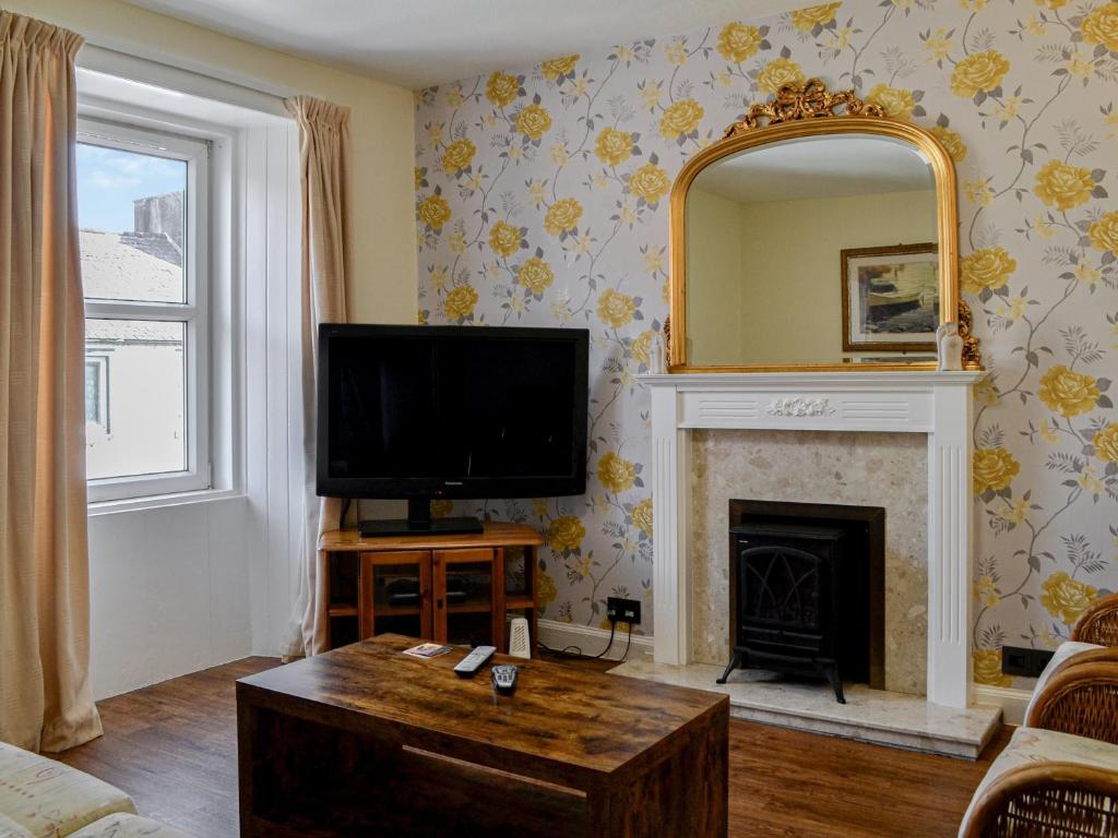 Montys في قلعة دوغلاس: غرفة معيشة مع تلفزيون ومدفأة