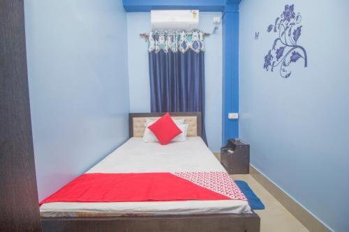 1 dormitorio con 1 cama con almohada roja en Maity lodge en Gangtok