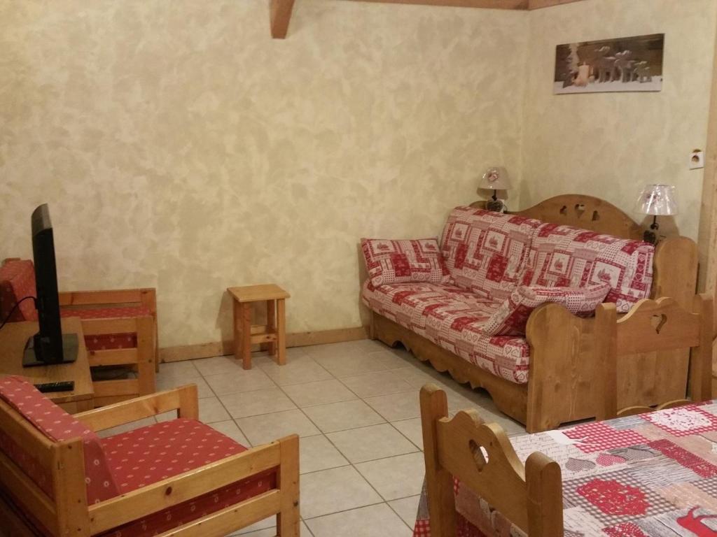 un salon avec un lit et un canapé dans l'établissement Studio cosy avec mezzanine, proche centre Les Gets, à 400m des télécabines, Wi-Fi inclus - FR-1-671-30, aux Gets