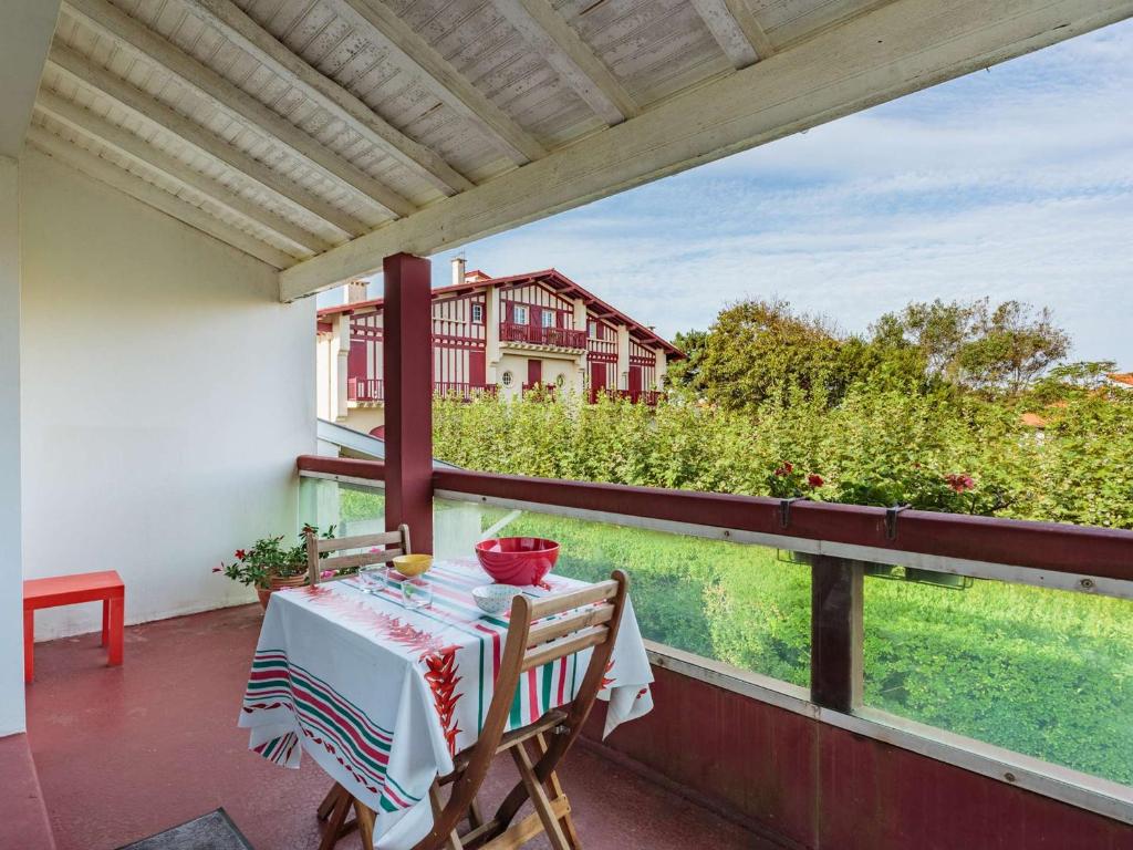 einen Tisch und Stühle auf einem Balkon mit Aussicht in der Unterkunft Studio Anglet, 1 pièce, 2 personnes - FR-1-3-596 in Anglet