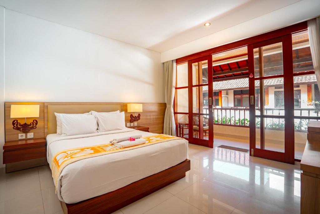 Postel nebo postele na pokoji v ubytování Bali Summer Hotel by Amerta