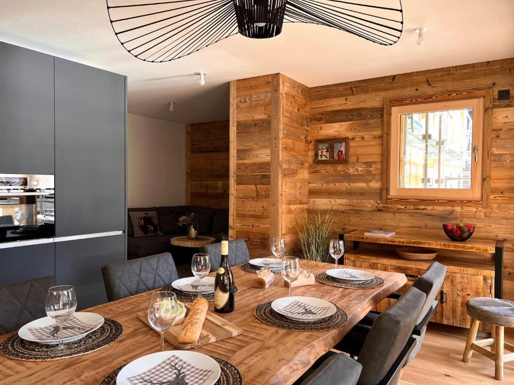 a dining room with a wooden table and chairs at Appartement cosy pour 6 aux Gets avec WIFI et terrasse - FR-1-598-154 in Les Gets