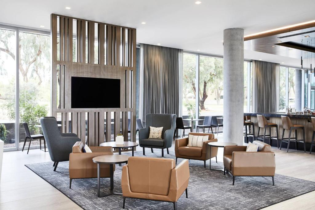 TV a/nebo společenská místnost v ubytování AC Hotel Phoenix Biltmore