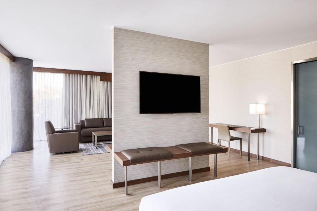 TV a/nebo společenská místnost v ubytování AC Hotel Phoenix Biltmore