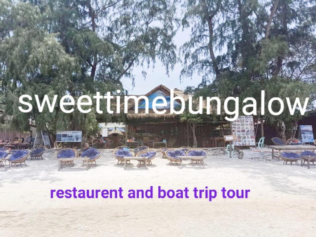 ロンサレム島にあるSweet Time Bungalowsのレストランとボートツアーの看板