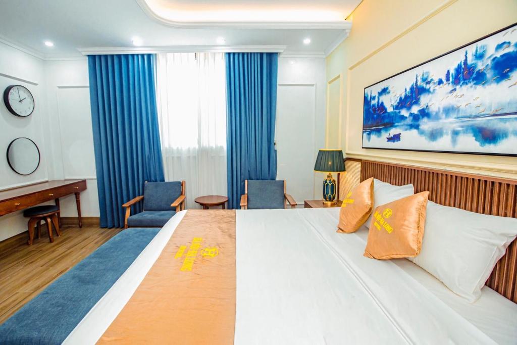 Giường trong phòng chung tại HÀ NỘI - HẠ LONG Hotel