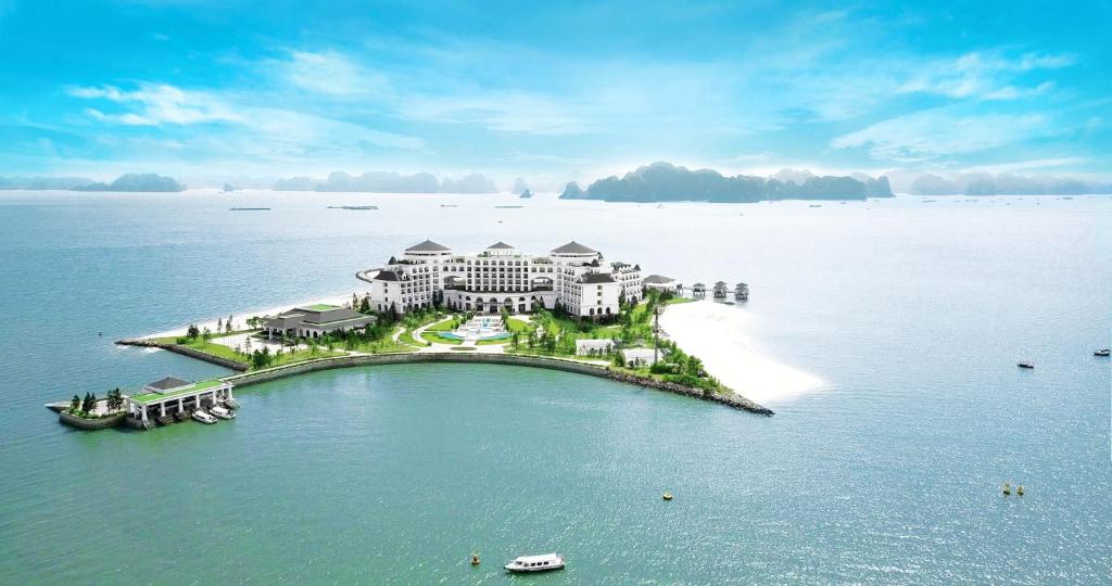 una isla en el agua con un gran edificio en Vinpearl Resort & Spa Ha Long, en Ha Long