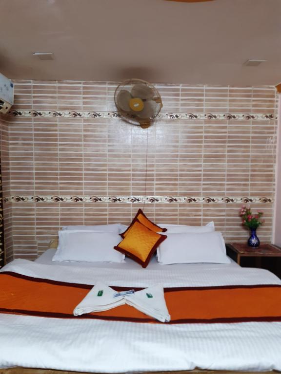um quarto com uma cama grande e uma cabeceira. em Nomadic Backpackers Hostel em Jaisalmer