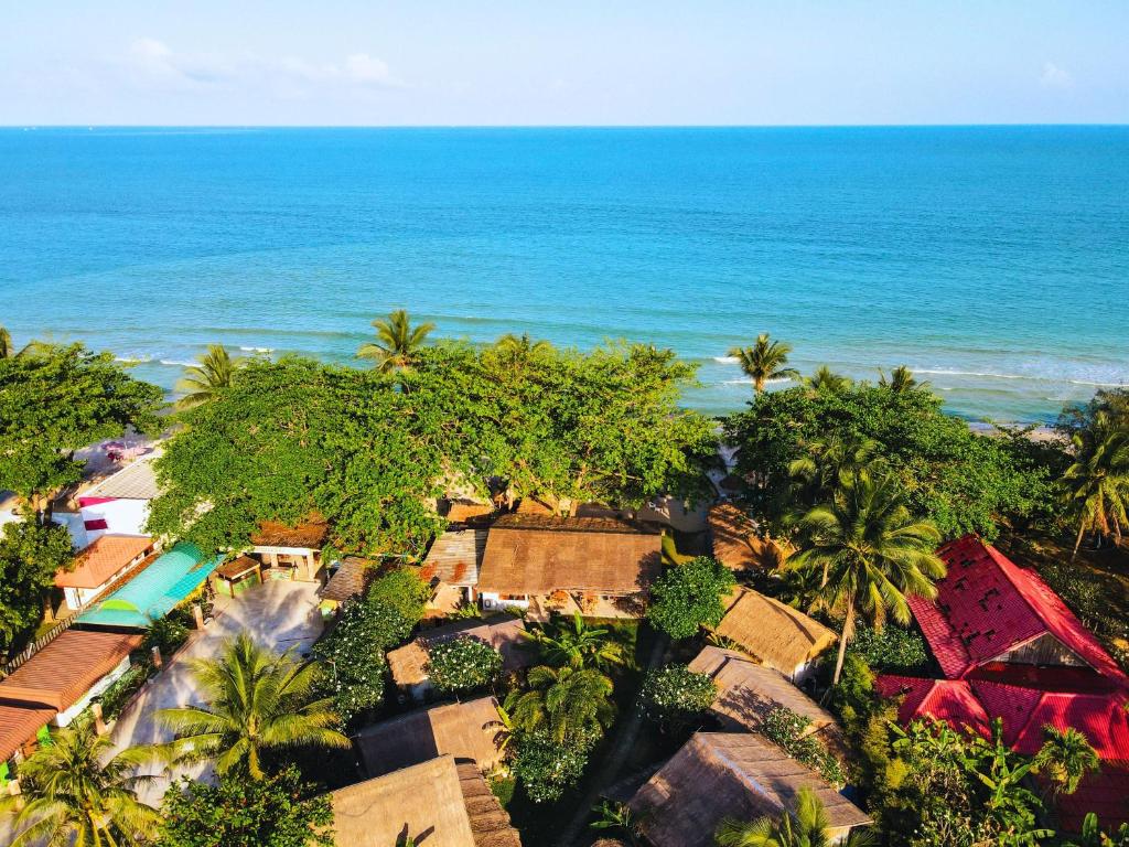 una vista aérea de un complejo con el océano en Margarita Beach, en Khanom