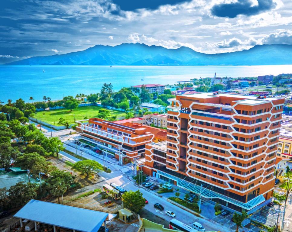 una vista aérea de una ciudad con el océano en The Aurora Subic Hotel Managed By HII, en Olóngapo