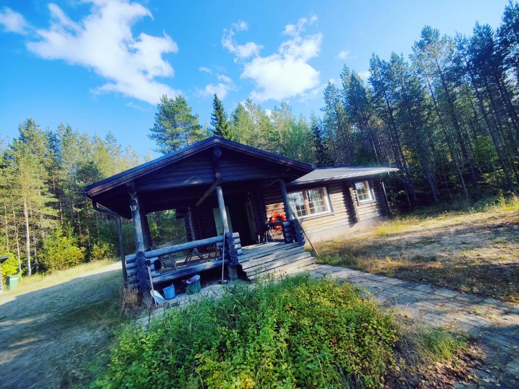 a small cabin in the middle of a forest at Kalliorinteen Mökit Lehtipirtti in Töysä