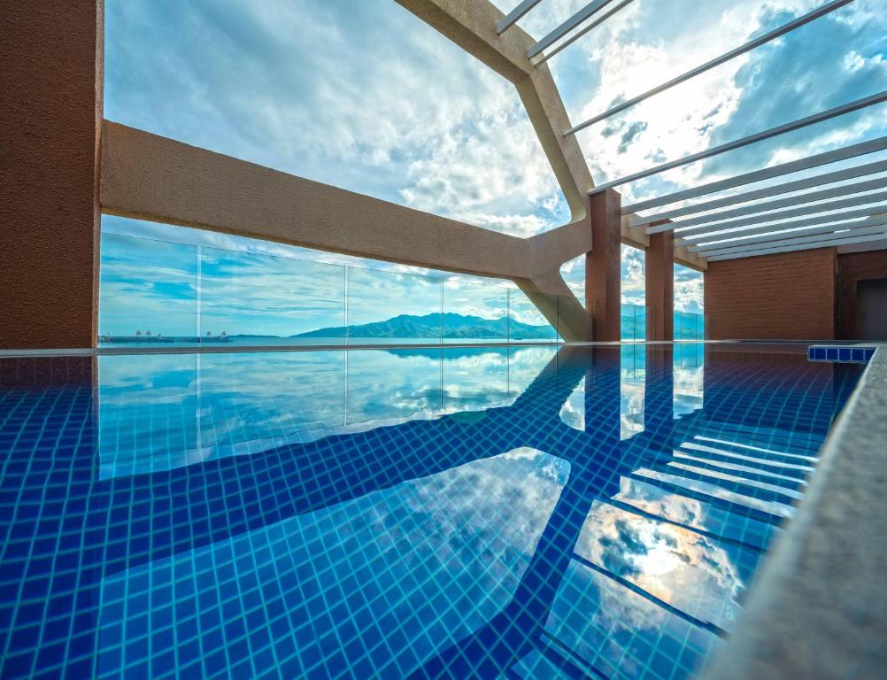 Bazén v ubytování The Aurora Subic Hotel Managed By HII nebo v jeho okolí