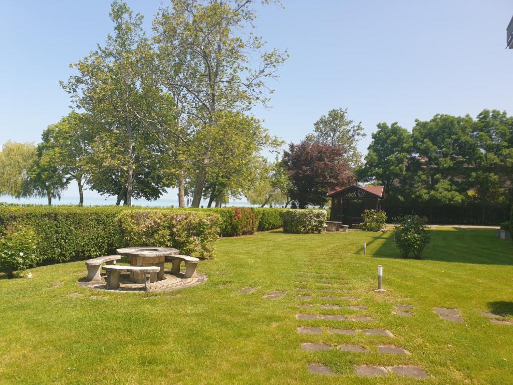 Vonkajšia záhrada v ubytovaní Balaton Lakeside Residence