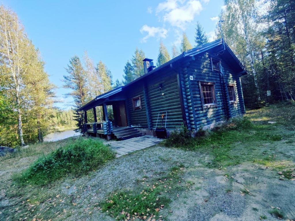 una cabaña de madera en medio de un bosque en Kalliorinteen Mökit Suvipirtti, en Töysä