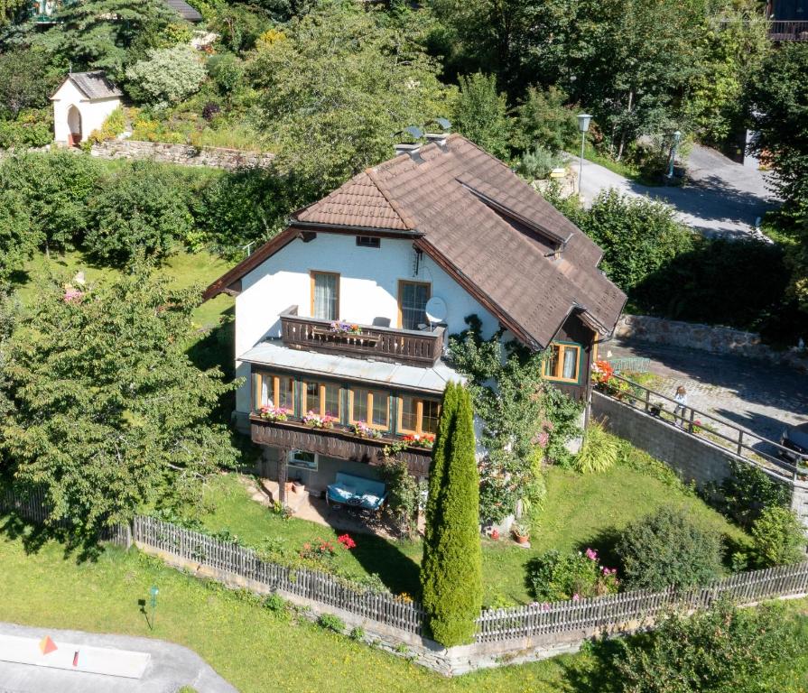eine Luftansicht eines Hauses mit Dach in der Unterkunft Ferienhaus Aigner in Sankt Michael im Lungau