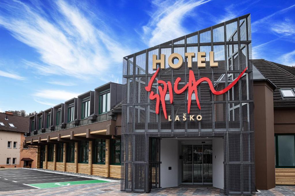 Budova, kde se hotel nachází