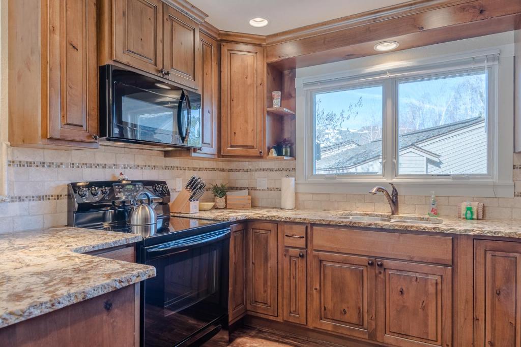 Кухня або міні-кухня у Ridge Condo 2672 - Upgraded With Great Views and Elkhorn Resort Amenities