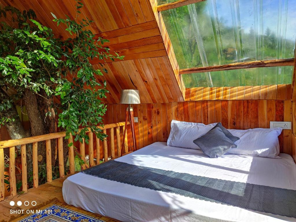 Postel nebo postele na pokoji v ubytování The Tree Top Treehouse Jibhi