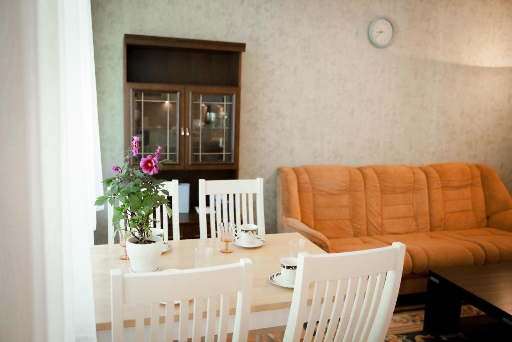 a living room with a table and chairs and a couch at Torni Apartment in Kuressaare
