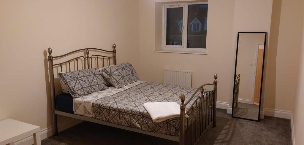 Tempat tidur dalam kamar di One bedroom Apartment in the heart of Horsham city centre