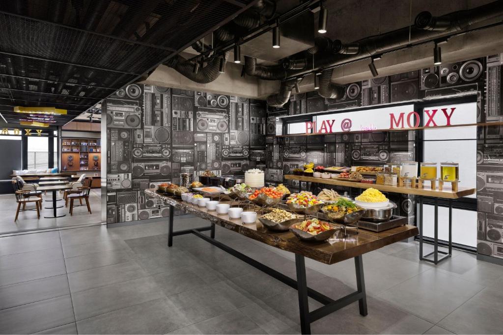 ソウルにあるMoxy Seoul Insadongのさまざまな種類の食べ物が並ぶビュッフェ