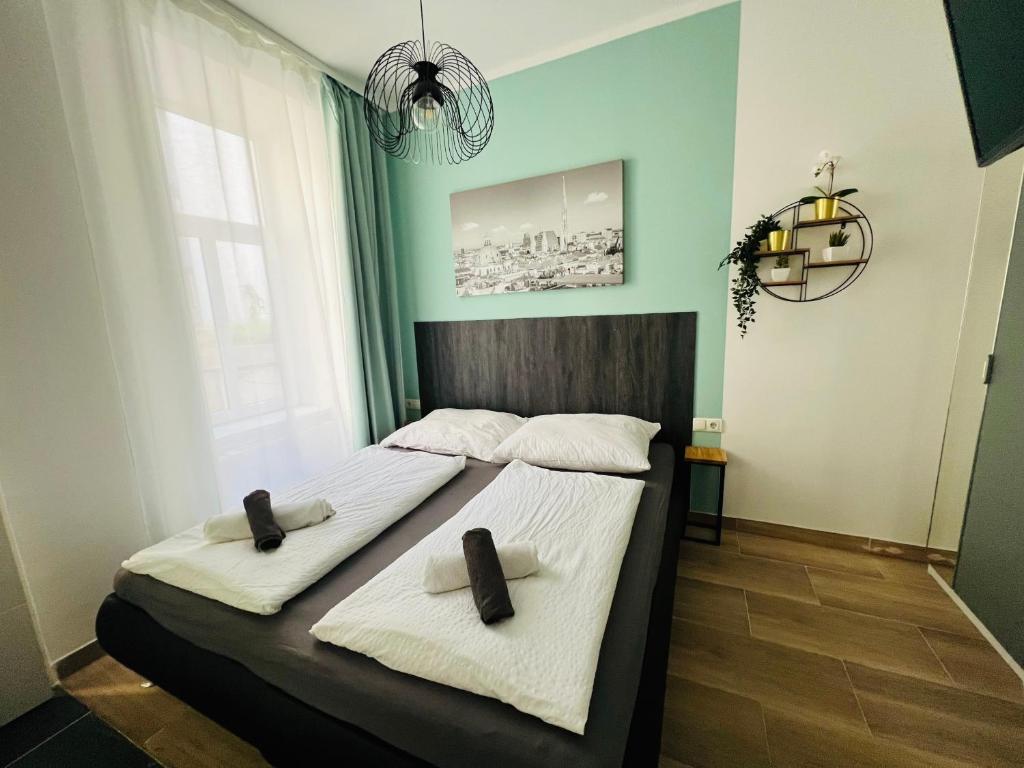 ウィーンにあるModernes kleines Mini Appartmentのベッドルーム1室(ベッド1台、タオル2枚付)