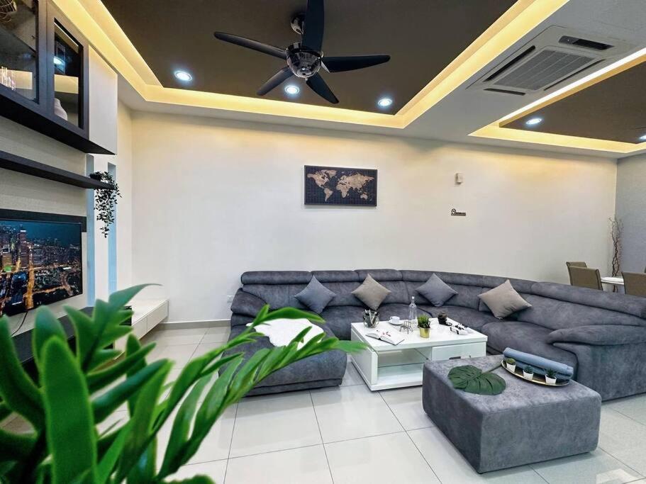 a living room with a couch and a ceiling fan at JPP Austin市区 3马力中央冷气 自动麻将机 游戏机 6分钟到 tebrau aeon toppen lotus in Johor Bahru