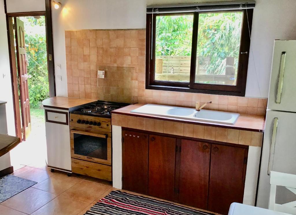 Kuchyň nebo kuchyňský kout v ubytování Faré Anaiti Moorea