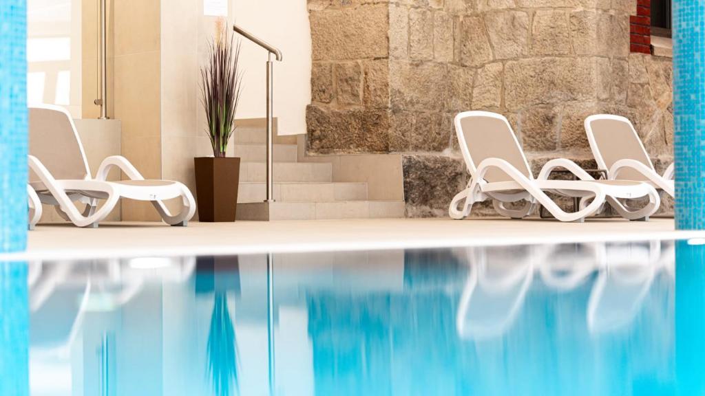 Bazén v ubytovaní Stone Hill Apartament Wellness z basenem jakuzi saunami prywatnym garażem i rowerami w cenie alebo v jeho blízkosti