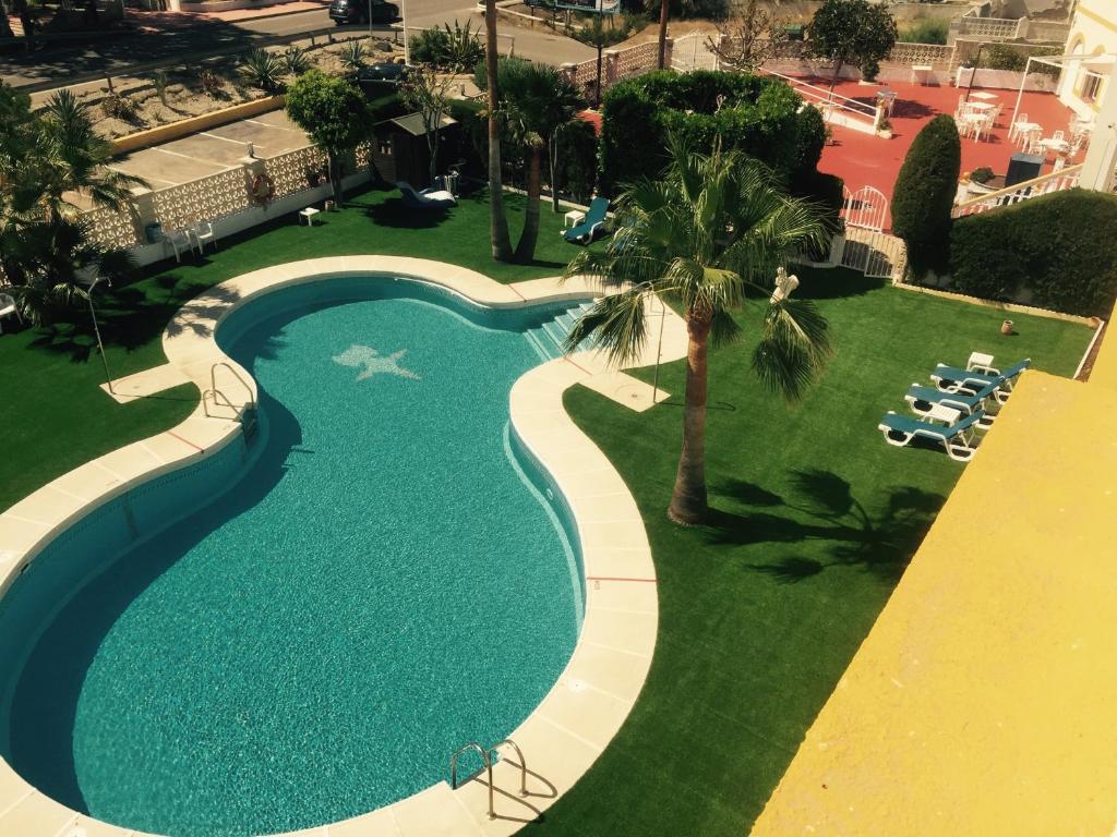 an overhead view of a swimming pool at a resort at Pension Agadir in San José