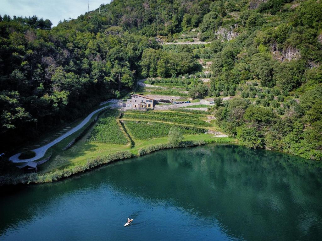 z góry widok na jezioro z domem i rzeką w obiekcie Agriturismo Scraleca w mieście Angolo Terme
