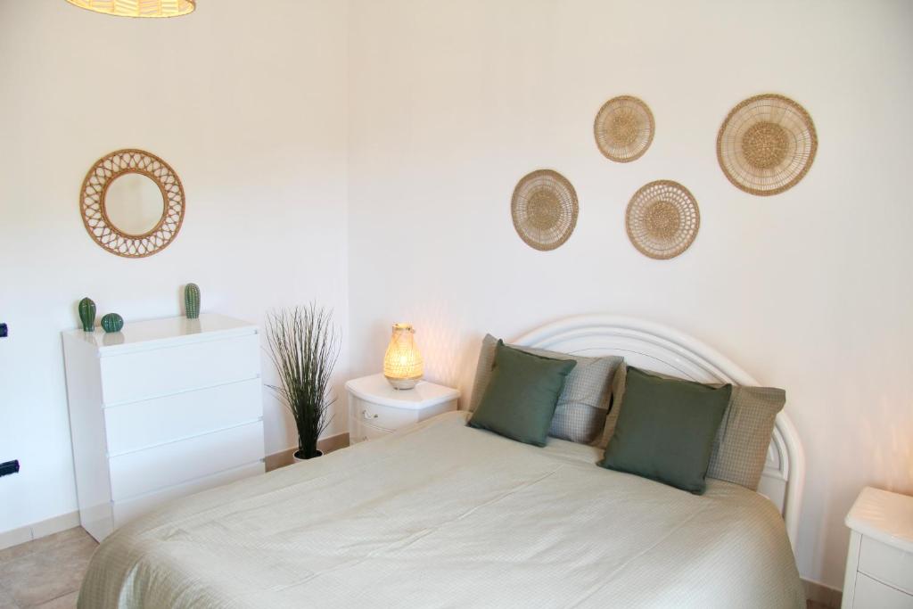 Dormitorio blanco con cama y algunos espejos en la pared en Casa Mountain View, 