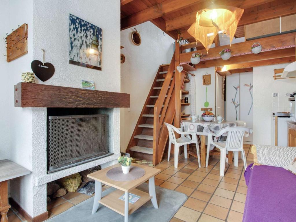 ViellaにあるAppartement Viella - Hautes-Pyrénées, 2 pièces, 4 personnes - FR-1-402-48のリビングルーム(暖炉、テーブル付)