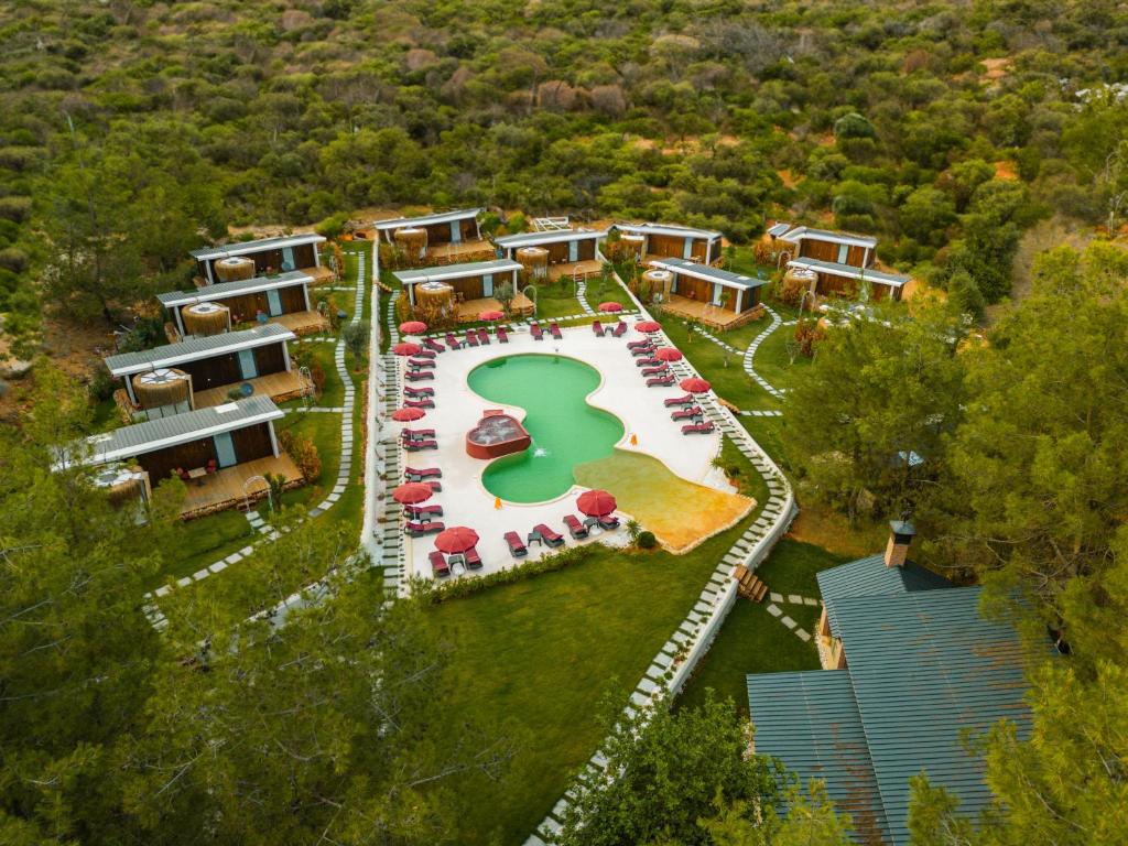 een luchtzicht op een resort met een zwembad en tafels bij Kayakoy Houses by LookBookHoliday in Kayakoy