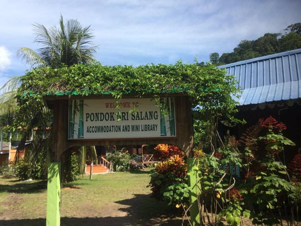 ein Schild vor einem Garten mit Pflanzen in der Unterkunft Pondok Sri Salang in Kampong Telok Salang