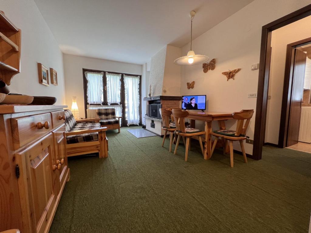 a kitchen and dining room with a table and chairs at Bilocale I Fiori 071 in Pinzolo