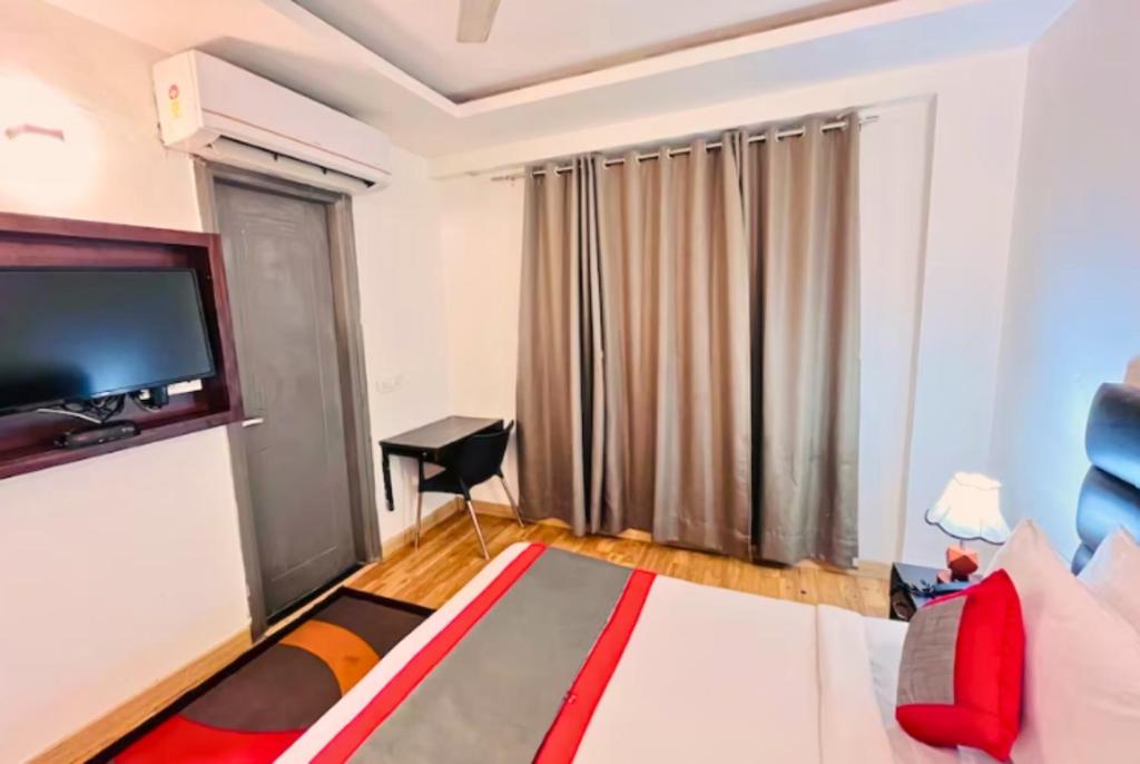 Postel nebo postele na pokoji v ubytování Qotel Hotel AT Residency Kaushambi Anand Vihar