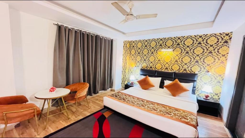 Кровать или кровати в номере Qotel Hotel AT Residency Kaushambi New Delhi