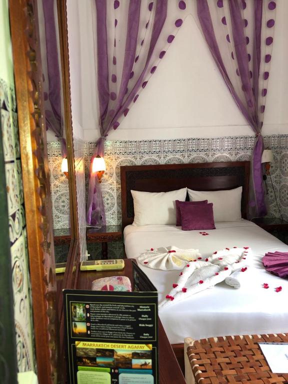 Postel nebo postele na pokoji v ubytování Riad Lazorde De Marrakech