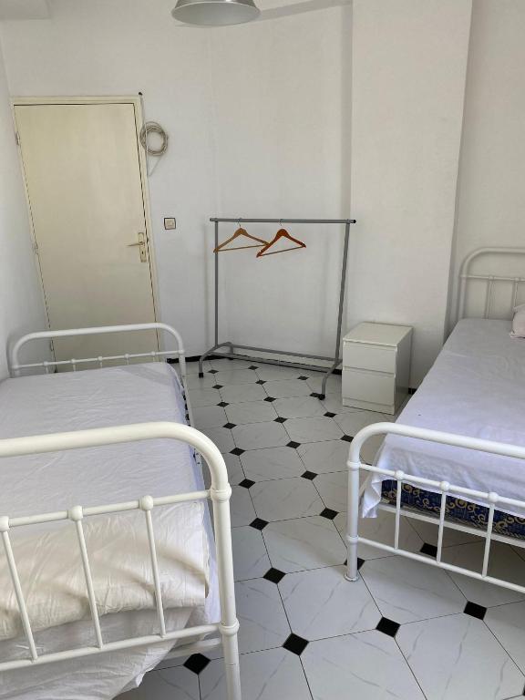 Postel nebo postele na pokoji v ubytování Tangier City center, room with 2 single beds